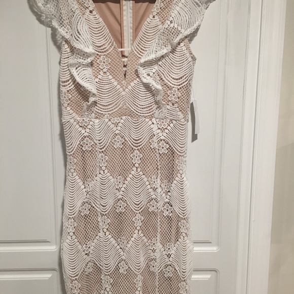 Gorgeous lace over tan lining  slimming - Picture 2 of 8